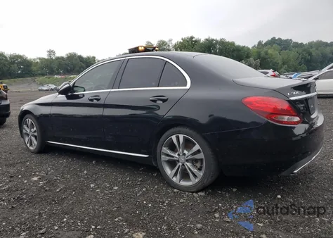 2015 Mercedes-Benz C 300 z USA, uszkodzony, nr VIN 55SWF4JB8FU086232